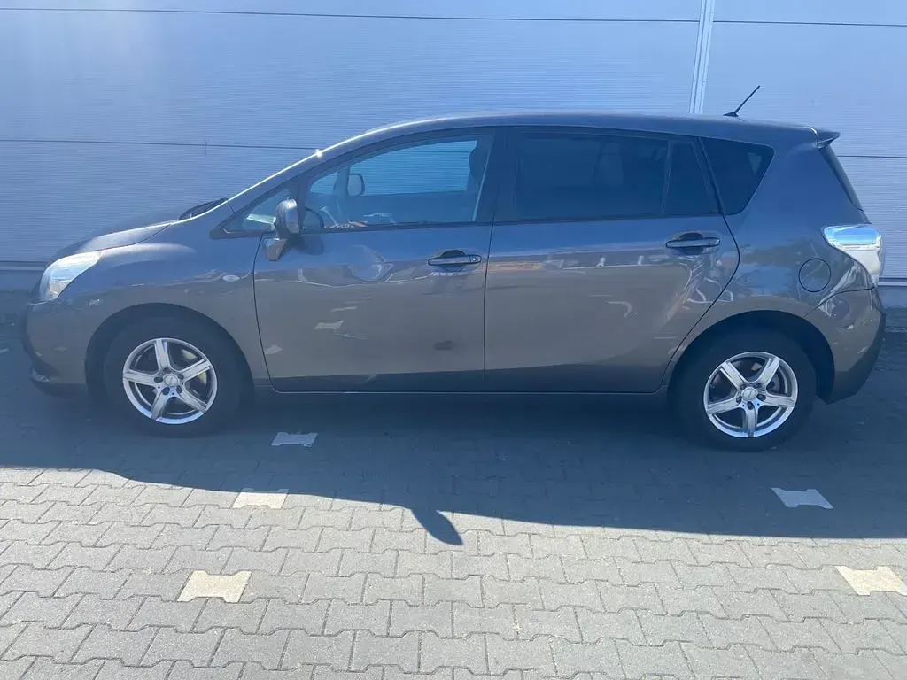 Gebraucht Toyota Verso Life 147 PS (108 kW) 2013 Grau Van / Kleinbus
