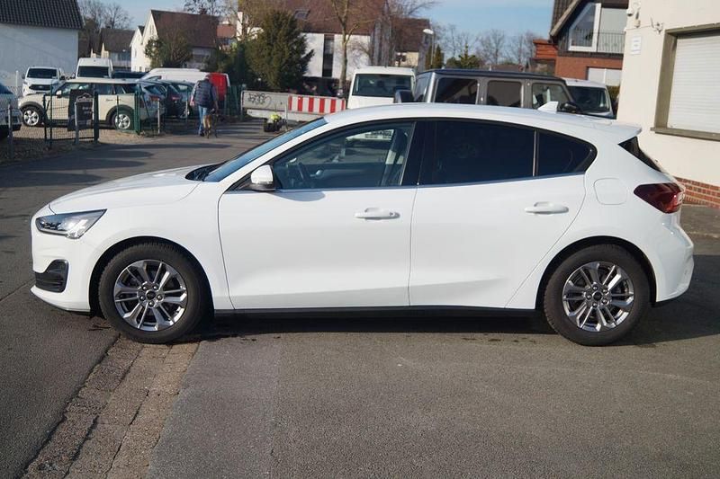 Gebraucht Ford Focus Titanium 125 PS (91 kW) 2023 Weiß Limousine