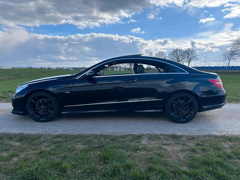 Gebraucht Mercedes E250 AMG 204 PS (150 kW) 2009 Schwarz Coupé