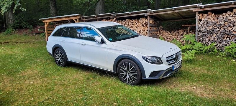 Weiß Gebraucht 2020 Mercedes E220 Kombi | 25.800 € (Superpreis) - Bild 1/4