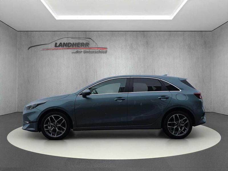 Neu Kia Ceed Gold 140 PS (102 kW) 2026 Yucca steel gray Kleinwagen