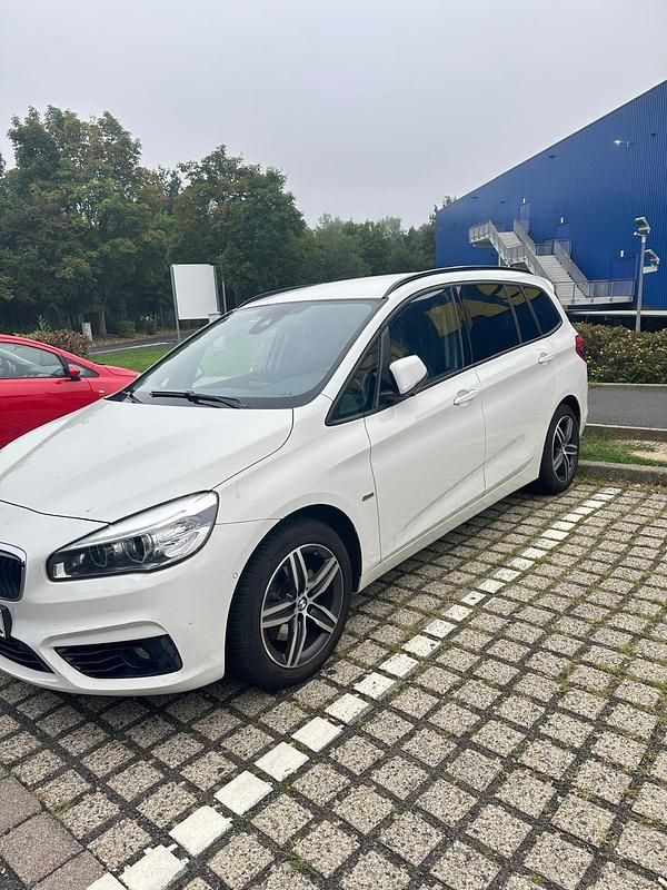 Weiß Gebraucht 2016 BMW 218 Gran Tourer Sport Line Van / Kleinbus | 10.500 € (Superpreis) - Bild 1/4