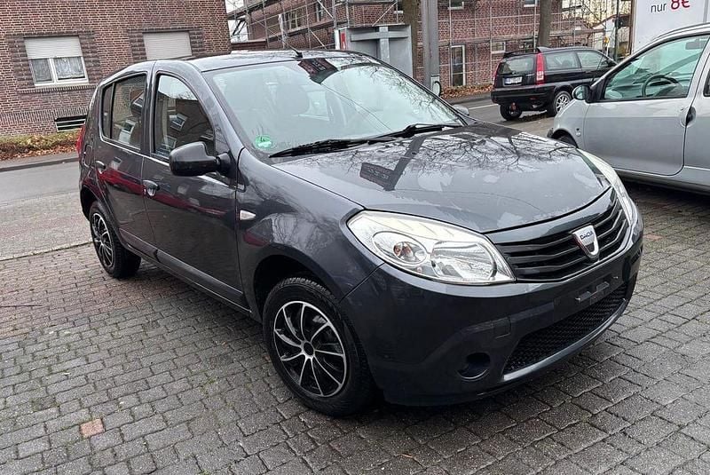 Grau Gebraucht 2009 Dacia Sandero Limousine | 1.995 € (Guter Preis) - Bild 1/4