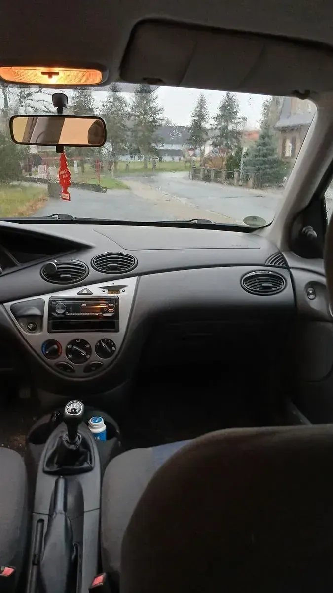 Używany Ford Focus Ambiente 75 KM (55 kW) 2000 Szary Sedan/Limuzyna