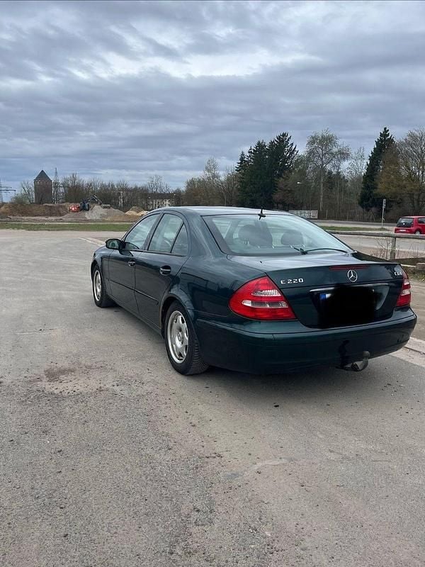 Gebraucht Mercedes E220 Classic 150 PS (110 kW) 2002 Grün Limousine