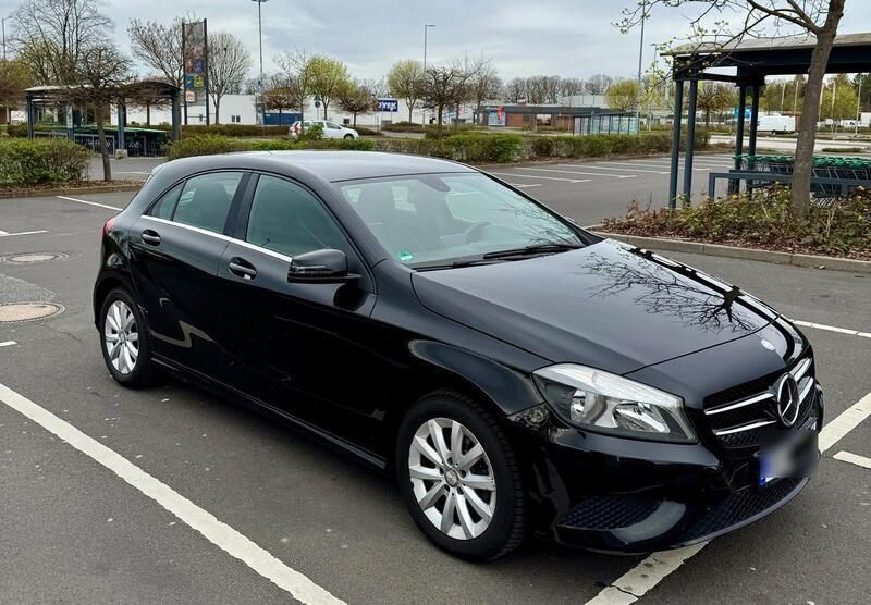 Schwarz Gebraucht 2015 Mercedes A180 Limousine | 9.800 € (Guter Preis) - Bild 1/4