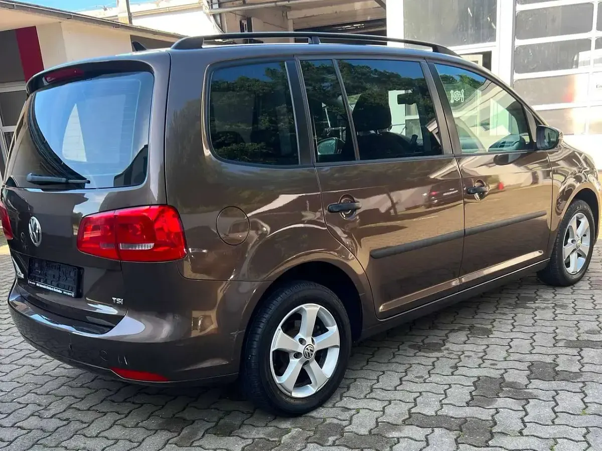 Gebraucht VW Touran Trendline 140 PS (102 kW) 2011 Toffeebraun metallic Van / Kleinbus