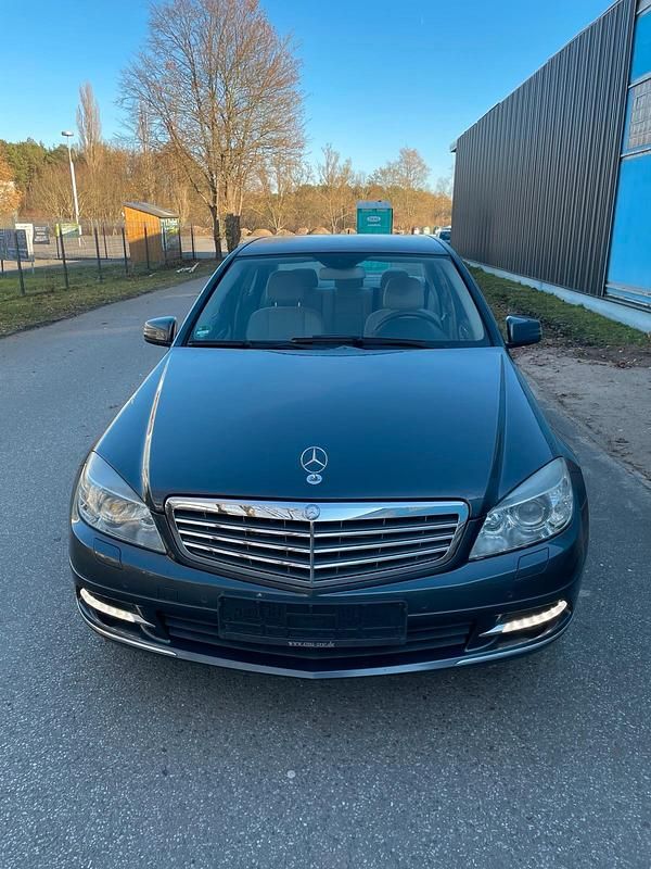 Grau Gebraucht 2010 Mercedes C350 Limousine | 6.499 € (Superpreis) - Bild 1/4