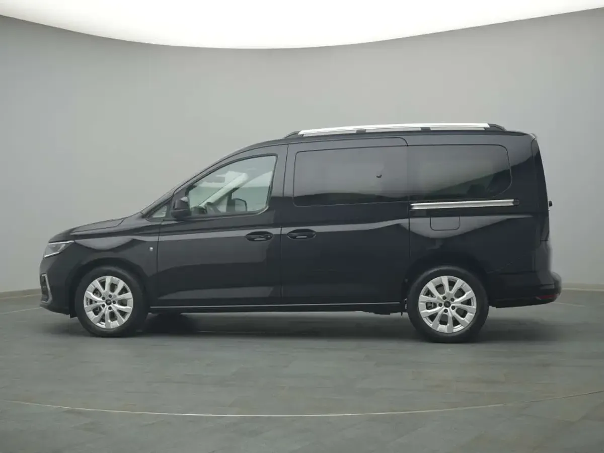 Neu Ford Tourneo Titanium 122 PS (89 kW) 2026 Ink black Van / Kleinbus