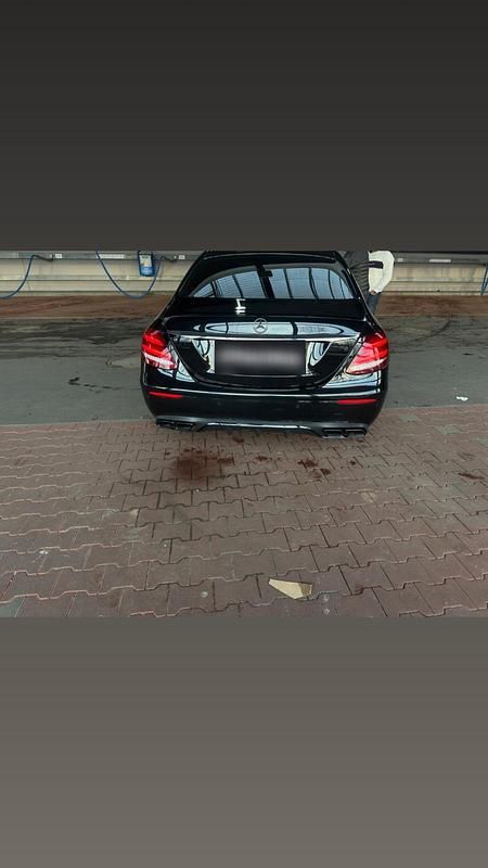 Gebraucht Mercedes E220 194 PS (142 kW) 2016 Schwarz Limousine