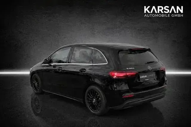 Gebraucht Mercedes B180 116 PS (85 kW) 2023 Schwarz Kleinwagen