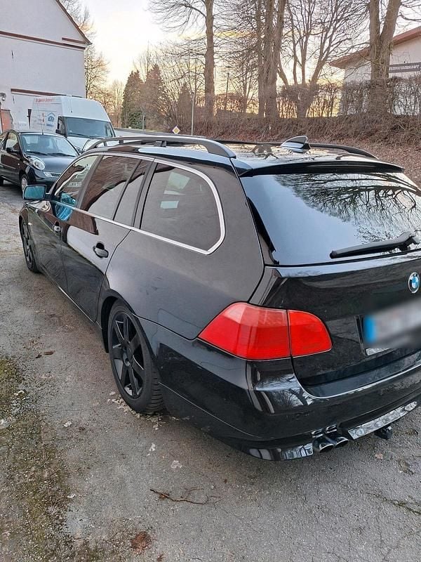 Gebraucht BMW 523 190 PS (139 kW) 2008 Schwarz Kombi