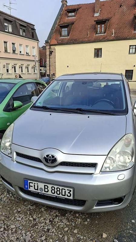 Grau Gebraucht 2005 Toyota Corolla Verso Luna Van / Kleinbus | 2.888 € (Guter Preis) - Bild 1/4