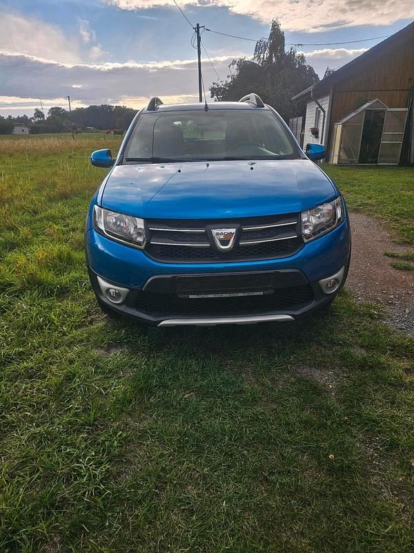 Blau Gebraucht 2015 Dacia Sandero Stepway SUV | 4.999 € (Fairer Preis) - Bild 1/4