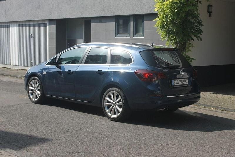 Gebraucht Opel Astra Innovation 140 PS (102 kW) 2011 Blau Kombi