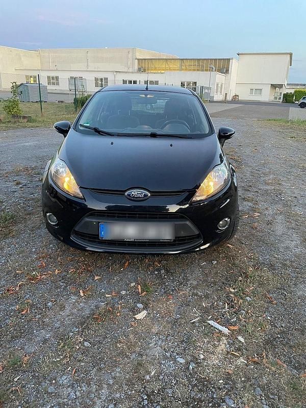 Schwarz Gebraucht 2012 Ford Fiesta Champions Edition Kleinwagen | 3.800 € (Fairer Preis) - Bild 1/4