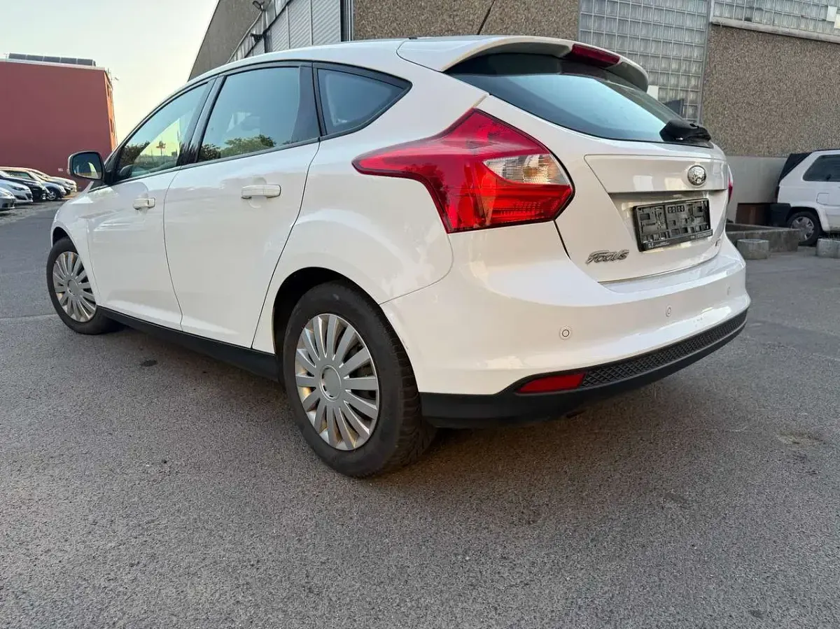 Gebraucht Ford Focus SYNC Edition 125 PS (91 kW) 2013 Frostweiß Kleinwagen