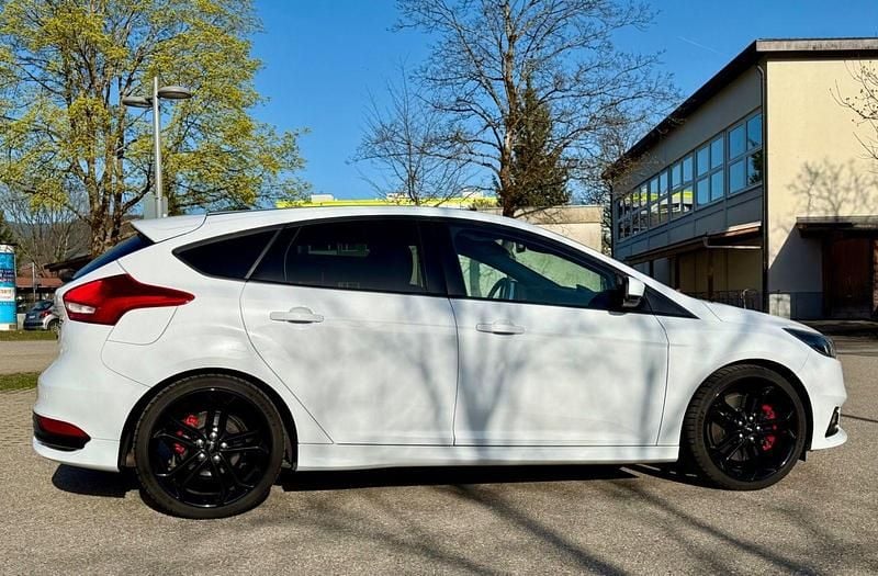 Gebraucht Ford Focus Performance Edition 250 PS (183 kW) 2018 Weiß Limousine