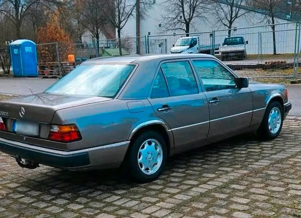 Gebraucht Mercedes E230 132 PS (97 kW) 1991 Braun Limousine