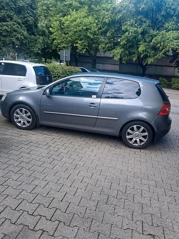 Grau Gebraucht 2004 VW Golf V Kleinwagen | 1.600 € (Fairer Preis) - Bild 1/4