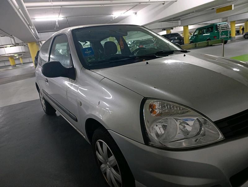 Używany Renault Clio II 75 KM (55 kW) 2009 Srebrny Hatchback