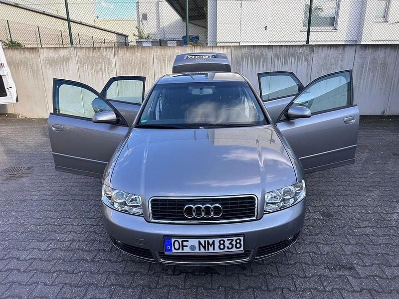Grau Gebraucht 2004 Audi A4 Limousine | 2.350 € (Guter Preis) - Bild 1/4