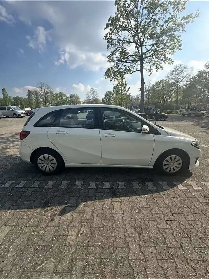 Gebraucht Mercedes B180 Style 122 PS (89 kW) 2015 Weiß Kleinwagen