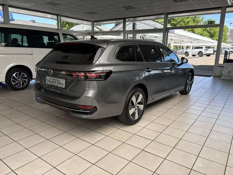 Gebraucht VW Passat Elegance 150 PS (110 kW) 2024 Grau metallic Kombi