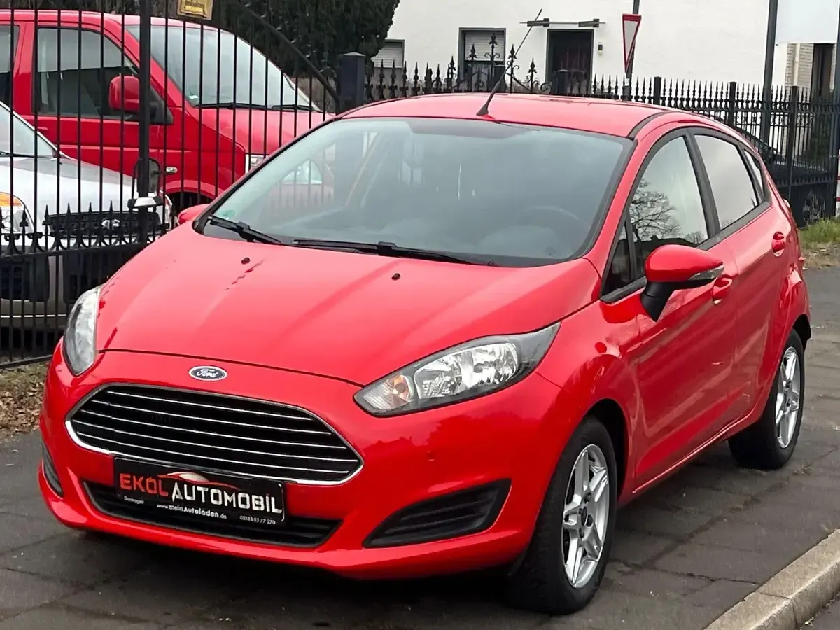 Gebraucht Ford Fiesta Trend 101 PS (74 kW) 2014 Rot Kleinwagen
