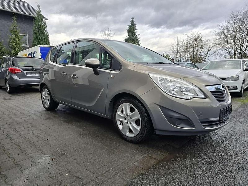 Gebraucht Opel Meriva Edition 101 PS (74 kW) 2010 Muskatgrau/muskat braun(m2) Van / Kleinbus