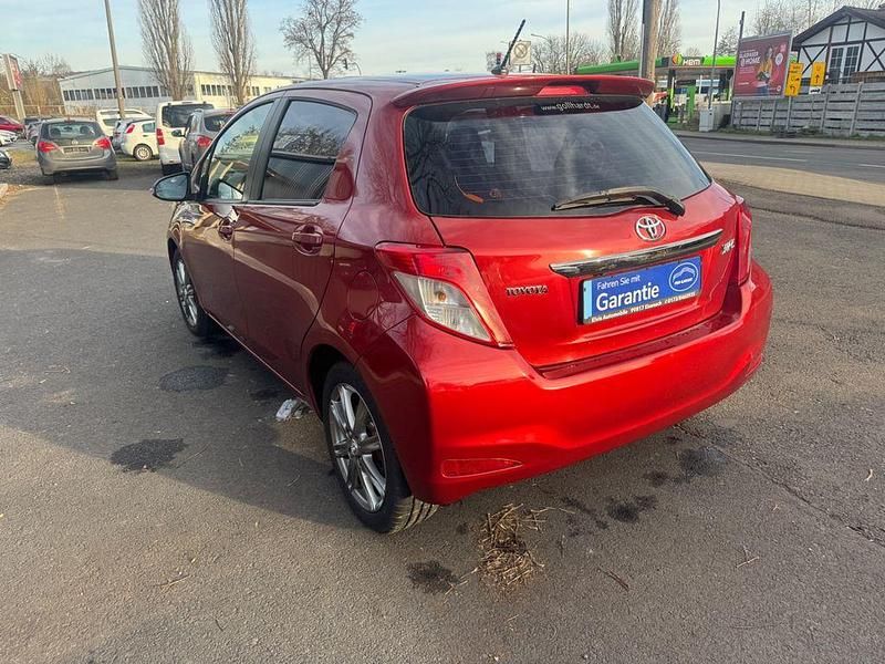 Gebraucht Toyota Yaris Club 99 PS (72 kW) 2013 Rot Limousine