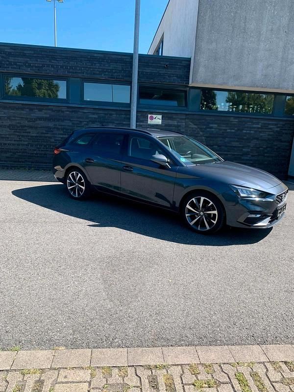 Grau Gebraucht 2021 Seat Leon ST FR Kombi | 17.900 € (Superpreis) - Bild 1/4