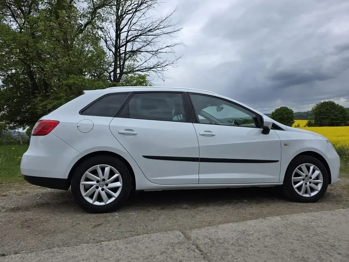 Używany Seat Ibiza ST 75 KM (55 kW) 2013 Biały Kombi