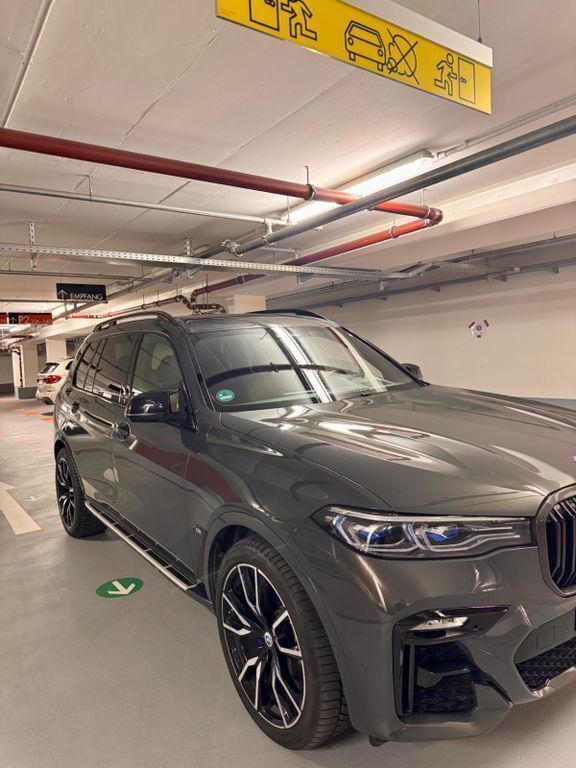 Grau Gebraucht 2022 BMW X7 Executive SUV | 74.900 € - Bild 1/4