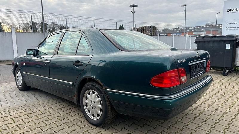Gebraucht Mercedes E230 Elegance 150 PS (110 kW) 1997 Grün Limousine