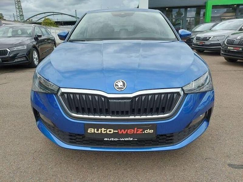 Race blue metallic (metallic) Gebraucht 2022 Skoda Scala Clever Kleinwagen | 17.290 € (Etwas zu teuer) - Bild 1/4