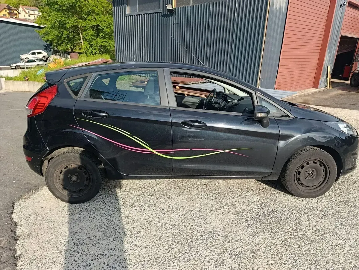 Używany Ford Fiesta SYNC Edition 101 KM (74 kW) 2015 Czarny Hatchback