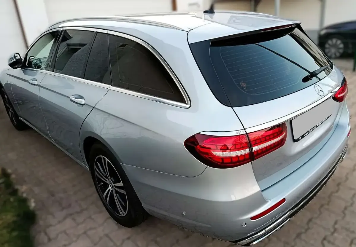 Usado Mercedes E220 Avantgarde 194 CV (142 kW) 2021 Plateado Familiar