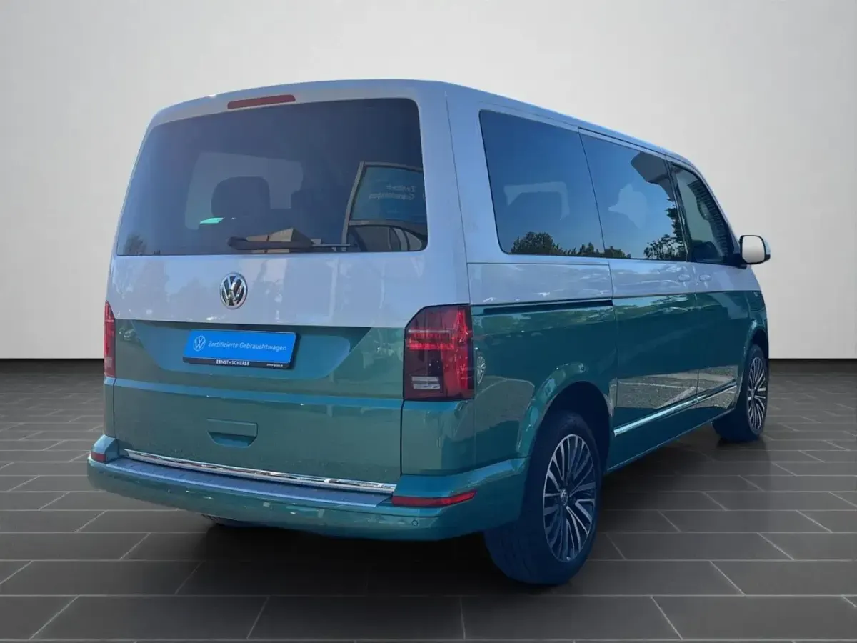 Gebraucht VW Multivan Comfortline 204 PS (150 kW) 2022 Candyweiß / bay leaf green metallic (metallic) Van / Kleinbus