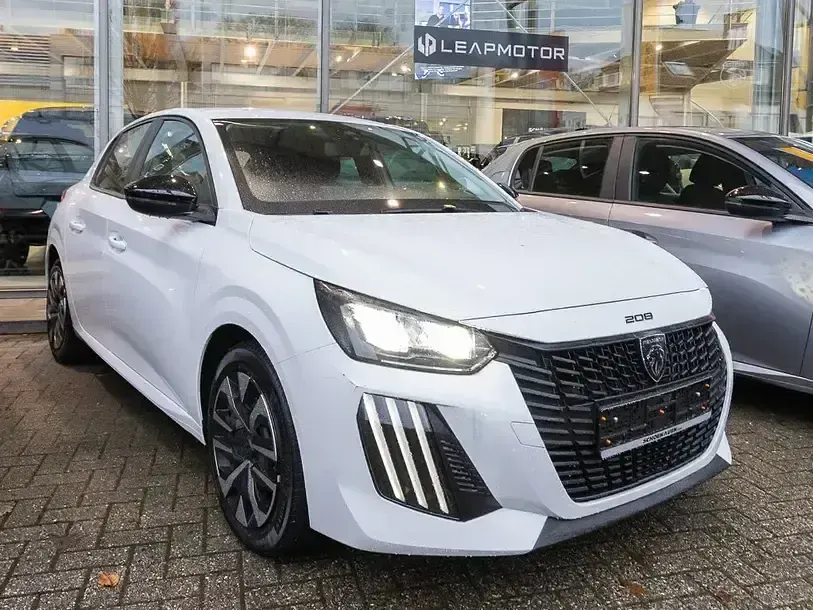 Używany Peugeot 208 Active 101 KM (74 kW) 2024 Biały Hatchback