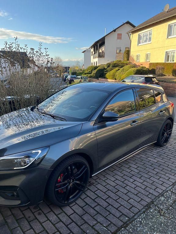 Grau Gebraucht 2020 Ford Focus Performance Edition Limousine | 20.590 € (Guter Preis) - Bild 1/4