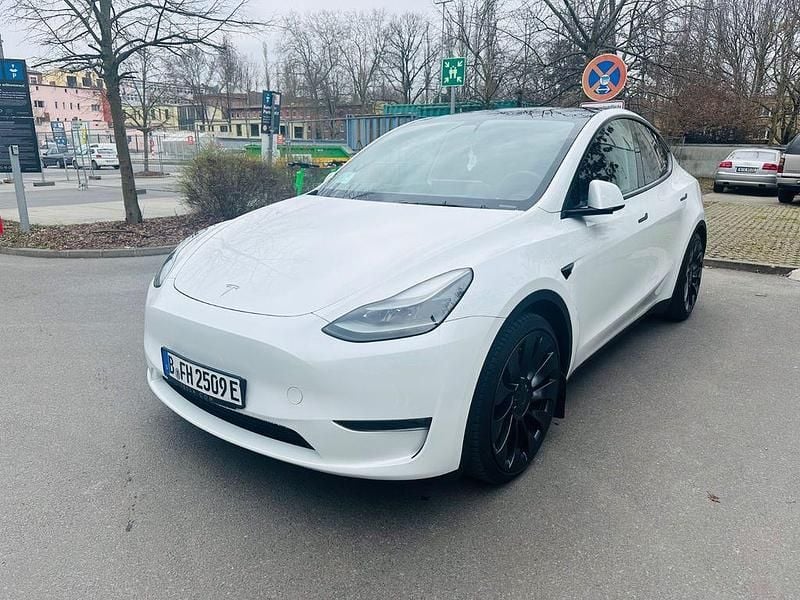Weiß Gebraucht 2022 Tesla Model Y Performance SUV | 33.900 € (Fairer Preis) - Bild 1/4