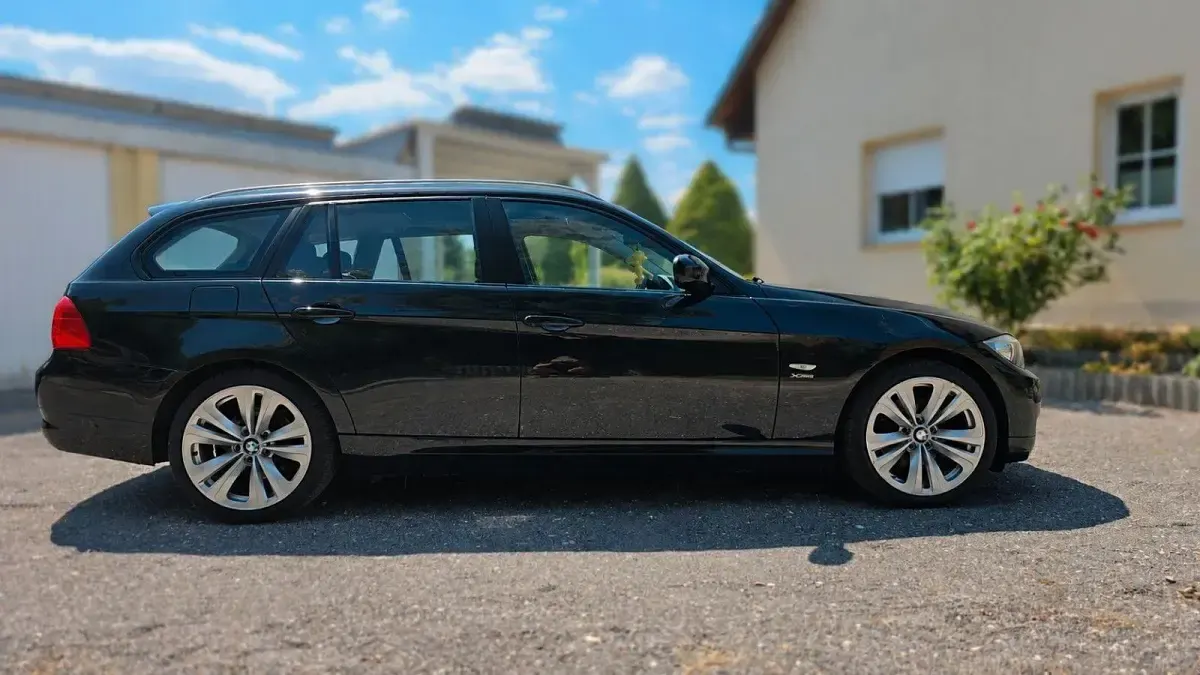 Gebraucht BMW 320 184 PS (135 kW) 2012 Schwarz Kombi