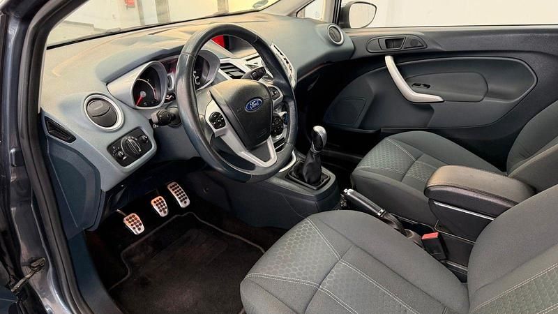 Gebraucht Ford Fiesta Titanium 97 PS (71 kW) 2009 Grau Kleinwagen