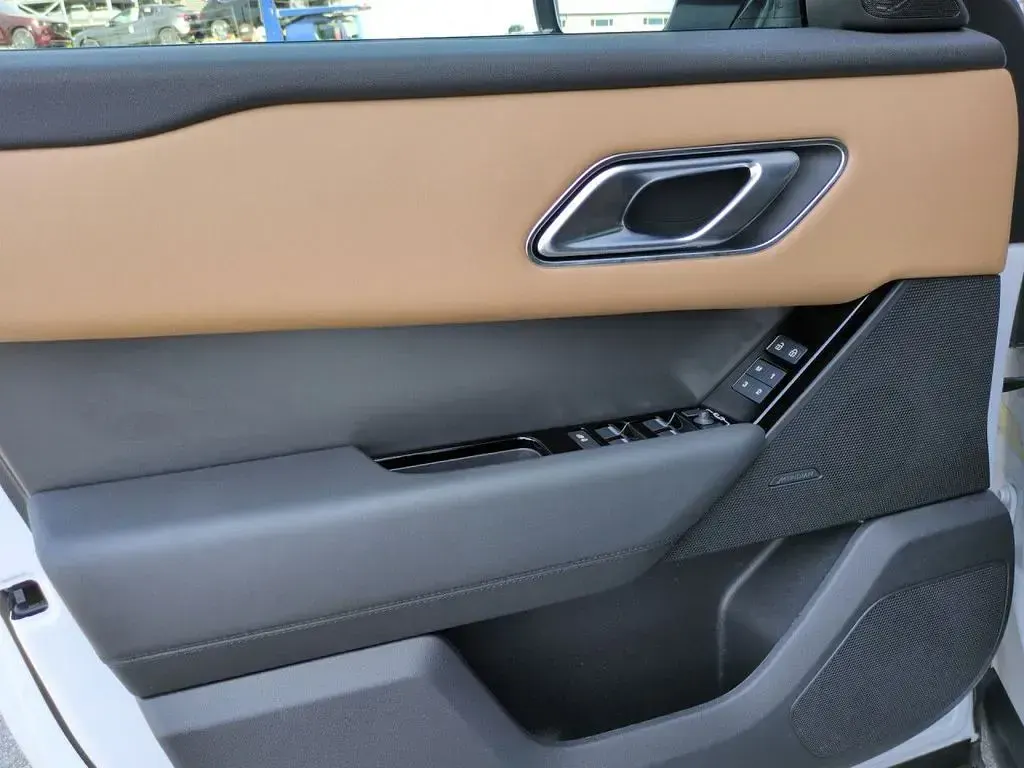 Gebraucht Land Rover Range Rover Velar HSE Dynamic 300 PS (220 kW) 2024 Ostuni pearl white (metallic) SUV