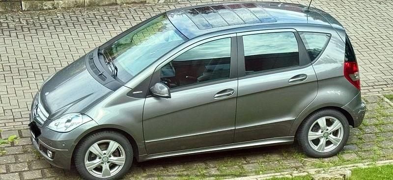 Grau Gebraucht 2011 Mercedes A180 Avantgarde Limousine | 6.800 € (Fairer Preis) - Bild 1/4