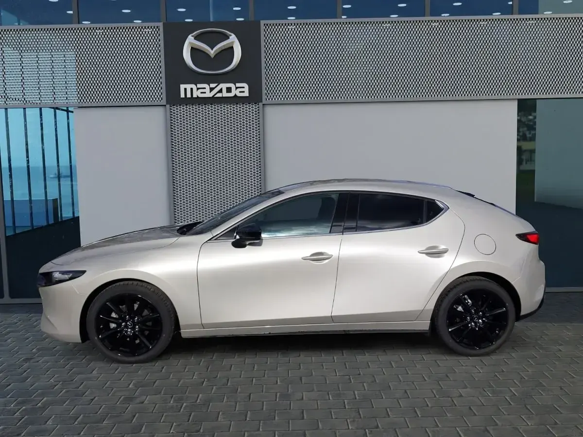 Neu Mazda 3 Homura-Line 140 PS (102 kW) 2025 Platinum quartz Limousine