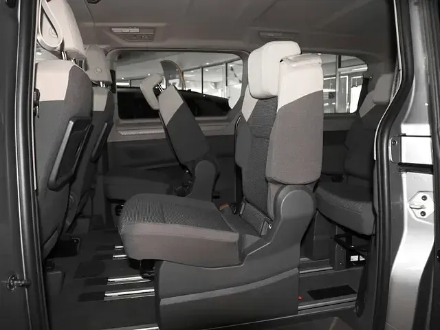 Nouă VW Multivan 150 CP (110 kW) 2026 Argintiu Monovolum
