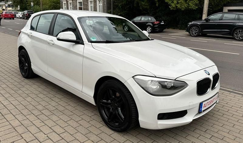 Weiß Gebraucht 2012 BMW 116 Sport Line Kleinwagen | 4.950 € (Superpreis) - Bild 1/4