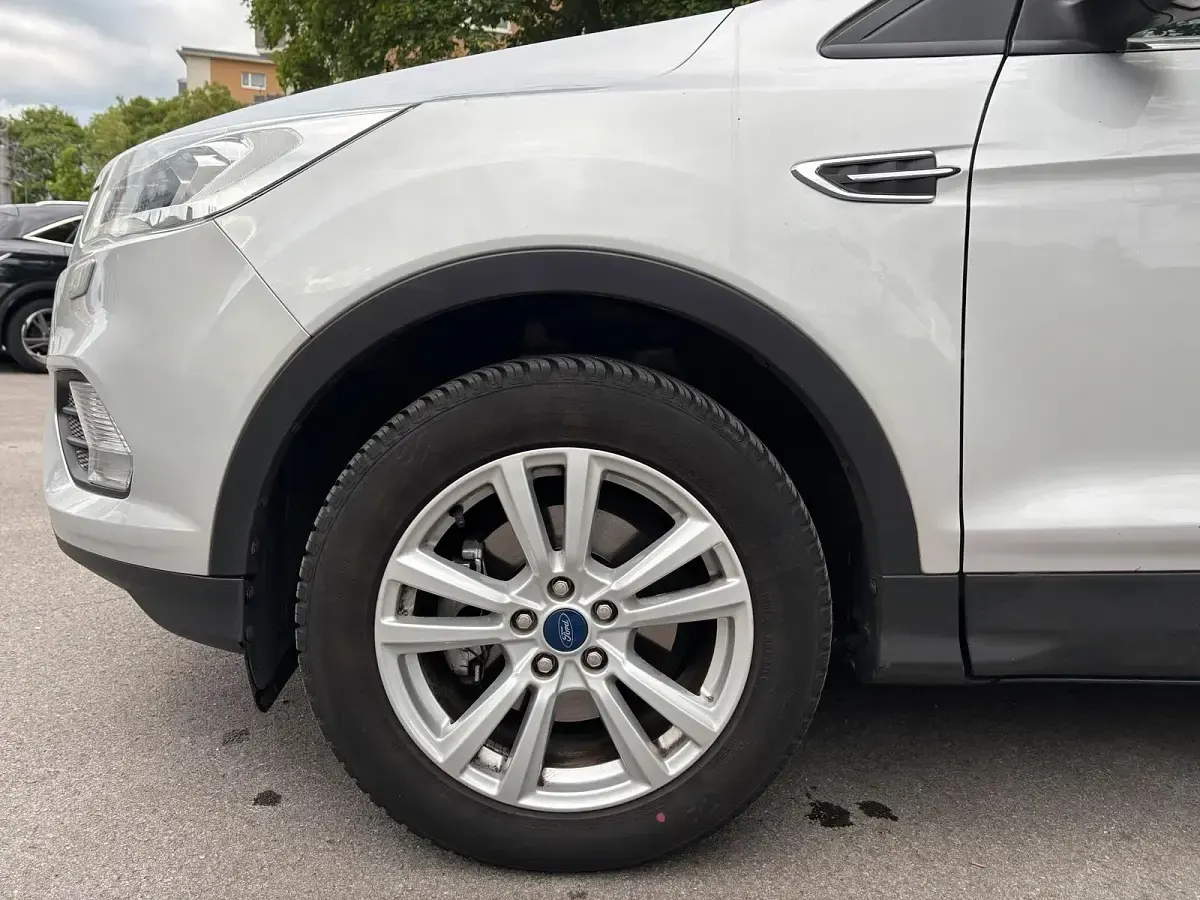 Gebraucht Ford Kuga Titanium 150 PS (110 kW) 2019 Silber SUV